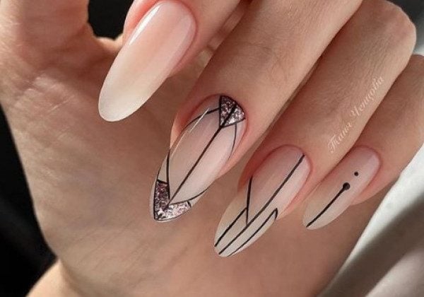 Модний нюдовий манікюр осінь 2020