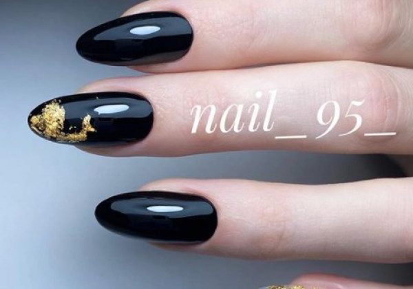 Золотой маникюр зима 2020