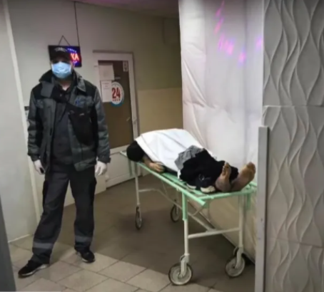 Жуткие фото из больницы: пациенты с коронавирусом лежат рядом с трупами