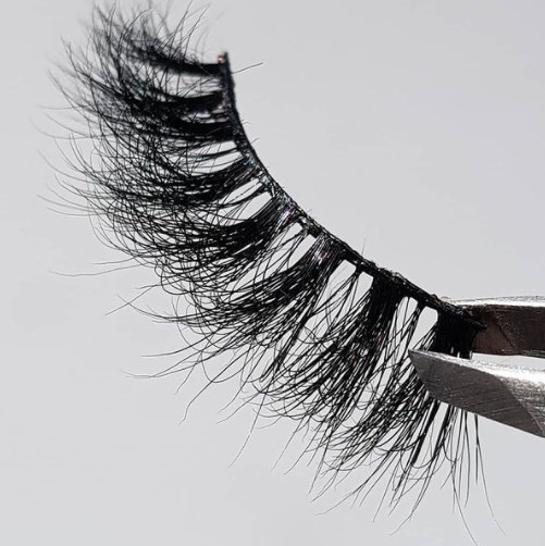 Ресницы можно обрезать только с одной стороны / Instagram