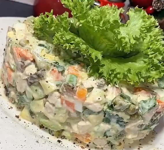 Традиционный новогодний салат можно приготовить с отварной куриной грудкой и без майонеза – Оливье с мясом 