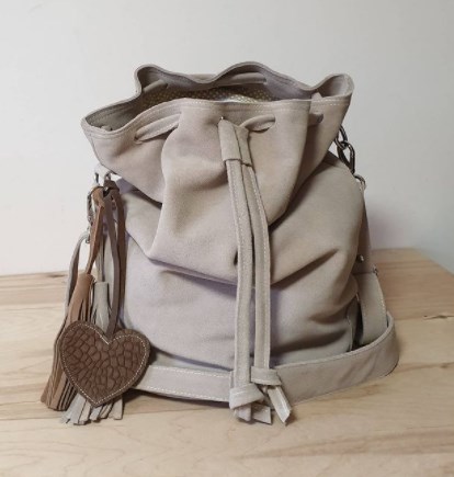 Модные замшевые сумки зима 2021 / Instagram Модные замшевые сумки зима 2021 / Instagram 