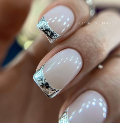 Новорічний французький манікюр 2021