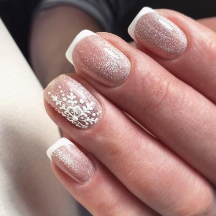 Новорічний французький манікюр 2021