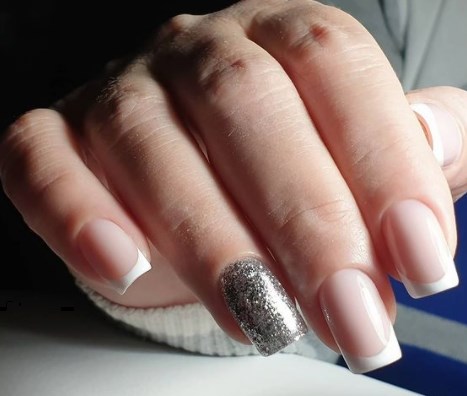 Новорічний французький манікюр 2021