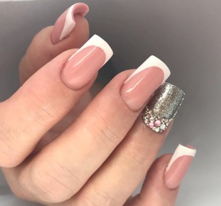 Новорічний французький манікюр 2021