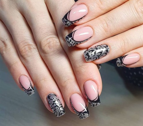 Новорічний французький манікюр 2021