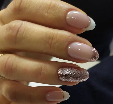 Новорічний французький манікюр 2021