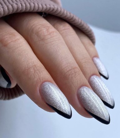 Новорічний французький манікюр 2021