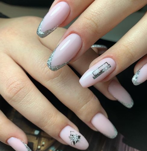 Новорічний французький манікюр 2021