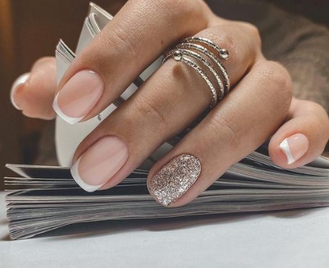 Новорічний французький манікюр 2021