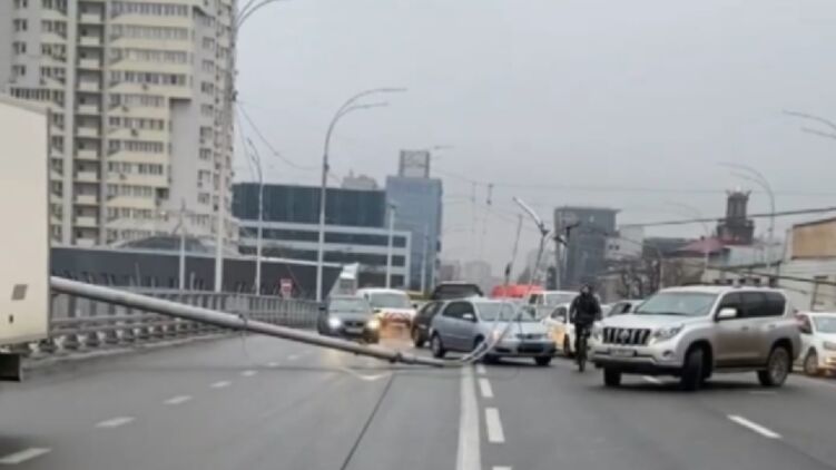 Подрядчик Шулявского моста матерно откомментировал падение столбов