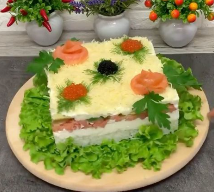 На Новый год можно приготовить необычный салат из семги