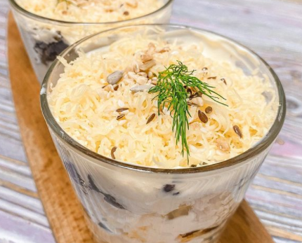 На новогодний стол можно сделать салат Женский каприз 