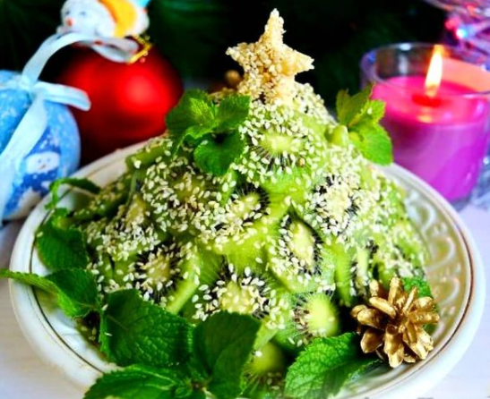 На новогодний стол можно сделать салат Фруктовая елочка – Правильное меню на Новый год 2021 