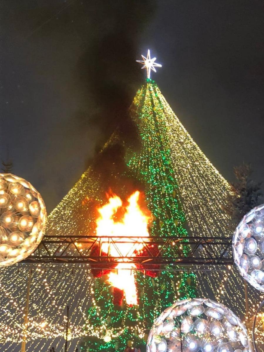 Спалахнула новорічна прикраса на головній ялинці