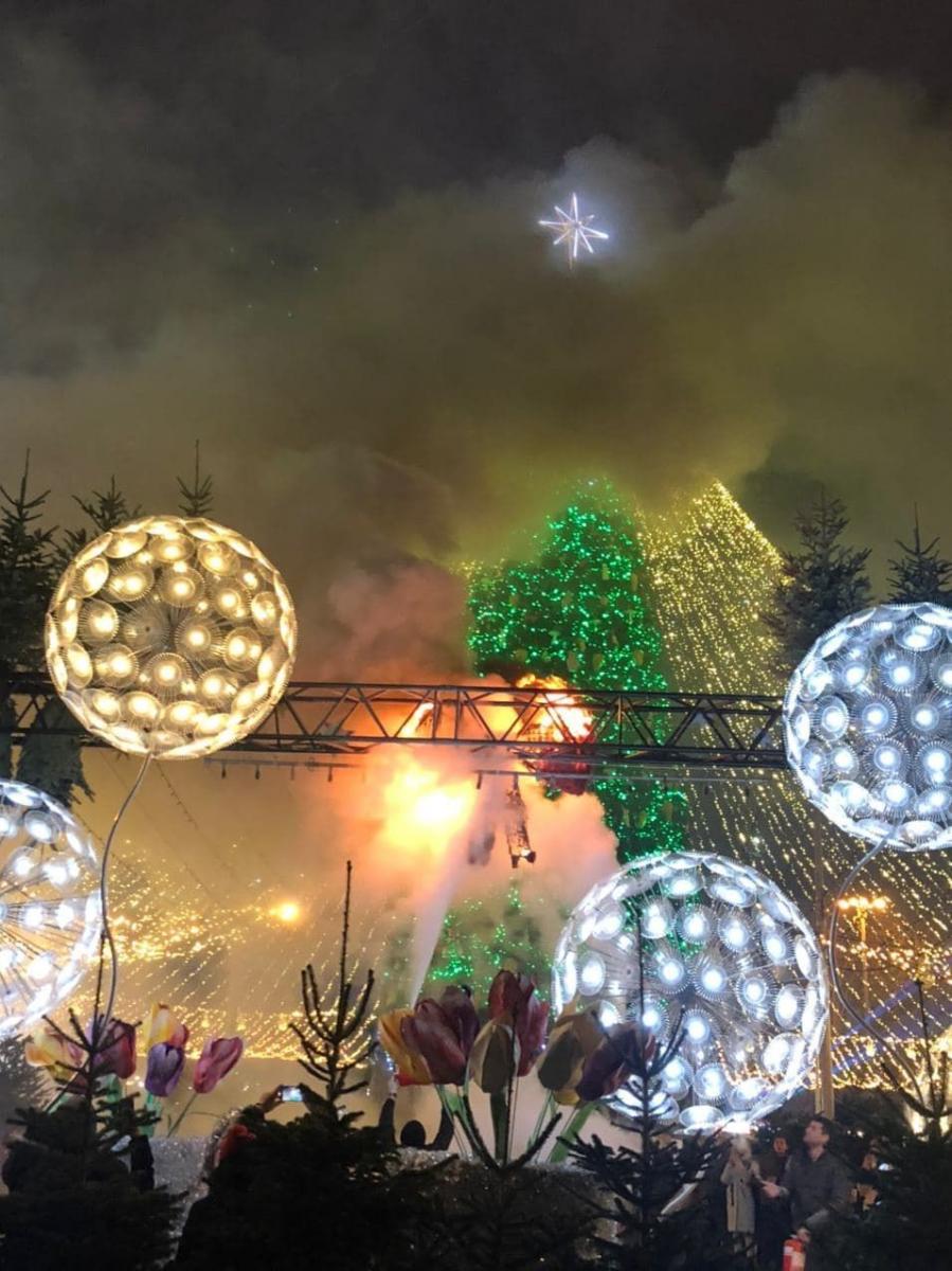 Спалахнула новорічна прикраса на головній ялинці