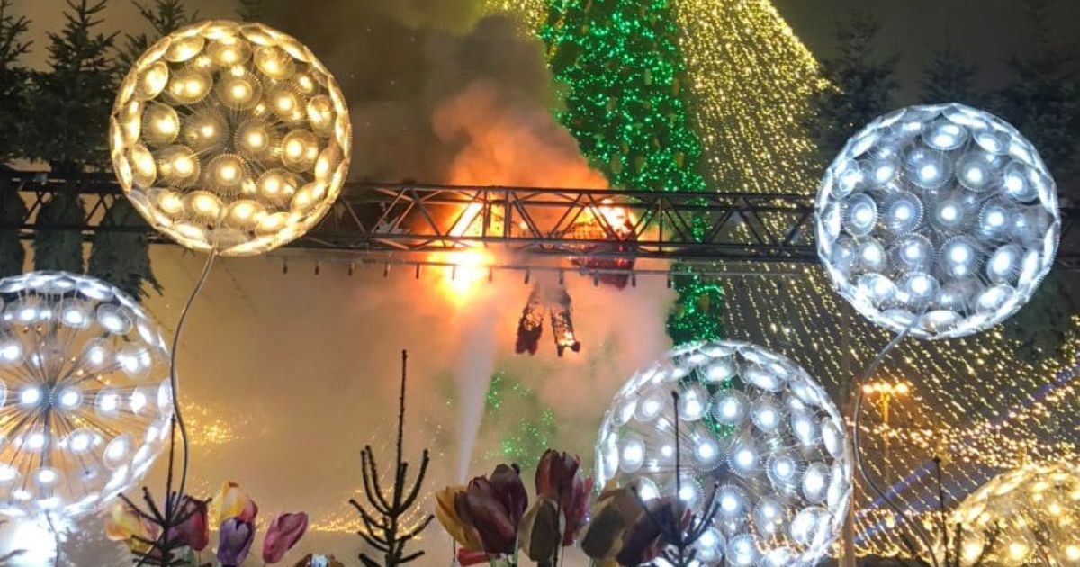 Спалахнула новорічна прикраса на головній ялинці