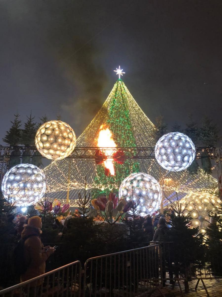 Спалахнула новорічна прикраса на головній ялинці