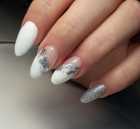 Білий манікюр на Новий рік 2021 Білий манікюр на Новий рік 2021