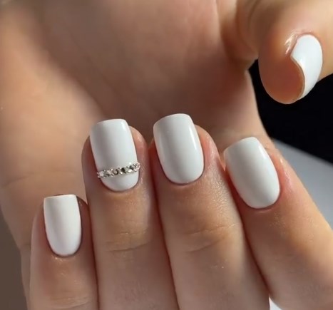 Білий манікюр на Новий рік 2021 Білий манікюр на Новий рік 2021