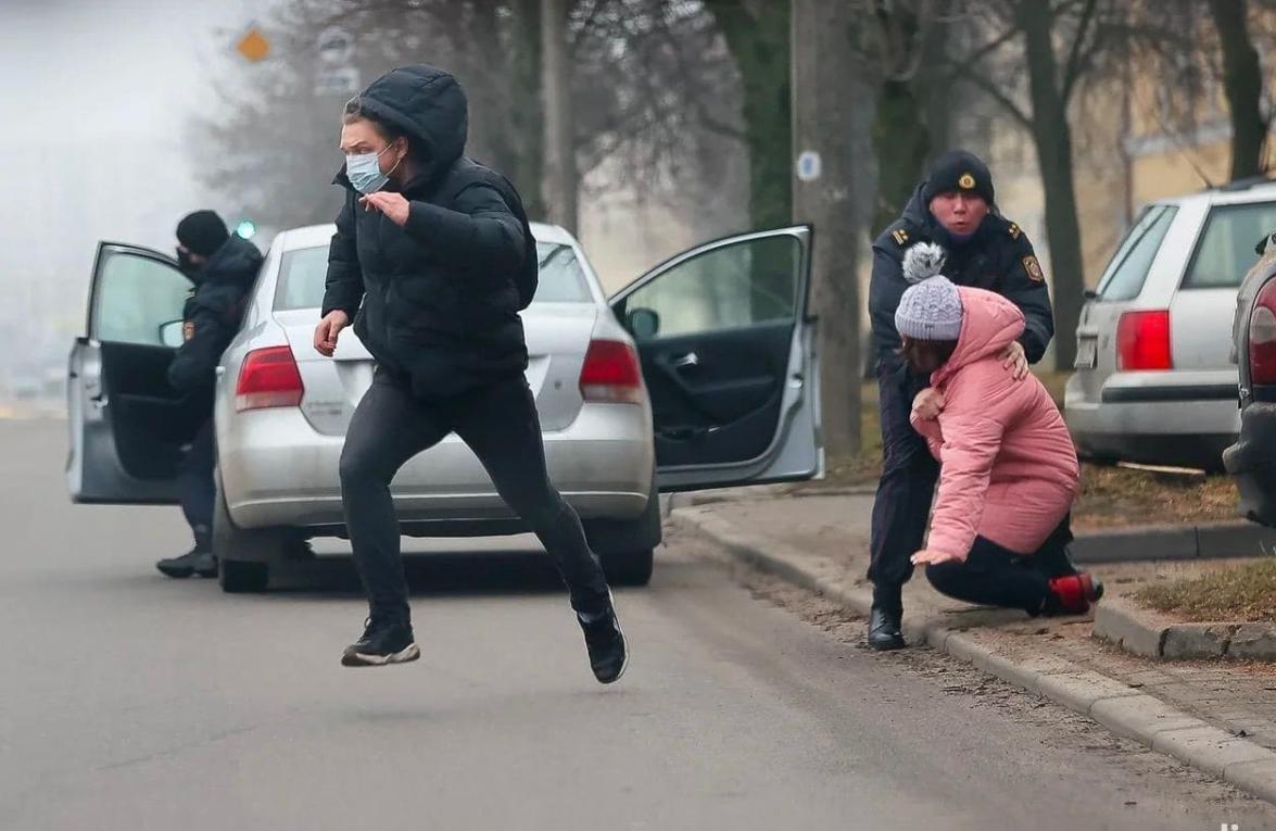 Силовики атакуют митингующих: в Беларуси разгоняют новые протесты