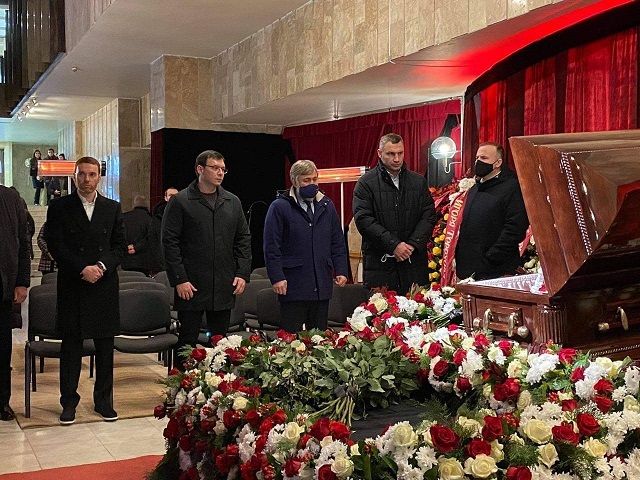 Михайло Добкін, Вадим Новінський, Євген Мураєв і Віталій Кличко на похоронах Кернеса