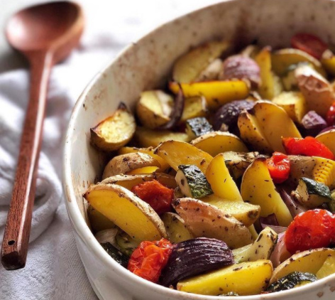 На новогодний стол можно запечь разные овощи с прованскими травами – Правильное меню на Новый год 2021 