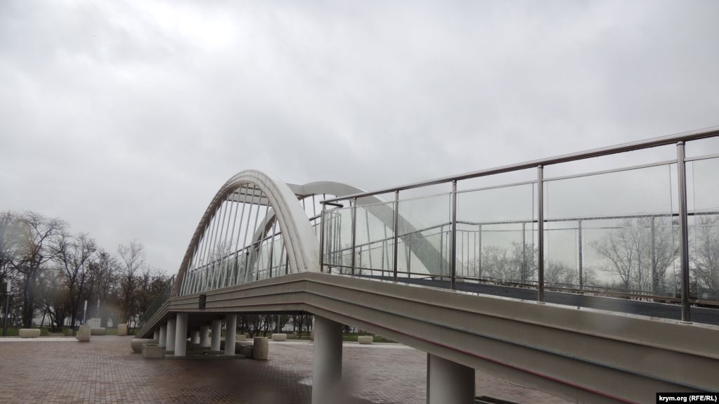В Крыму пошли трещины по копии Керченского моста: фото