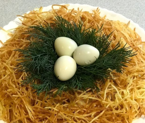 Красивый новогодний салат готовится с перепелиными и куриными яйцами 