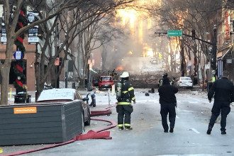 В центре Нэшвилла в США взорвался автомобиль / Фото: NashvilleFD/twitter.com В центре Нэшвилла в США взорвался автомобиль / Фото: NashvilleFD/twitter.com