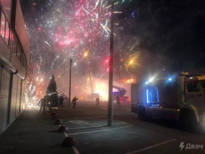 Все навколо вибухає : у Росії спалахнула потужна пожежа у павільйоні з піротехнікою Все навколо вибухає : у Росії спалахнула потужна пожежа у павільйоні з піротехнікою