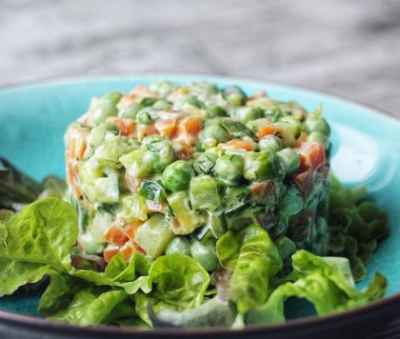 Традиционный новогодний салат с колбасой уже считается классическим