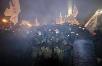 На Майдані чутно вибухи: поліція пішла на штурм наметів​ ФОП