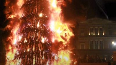 Залишився тільки каркас: під Херсоном згоріла головна новорічна ялинка​