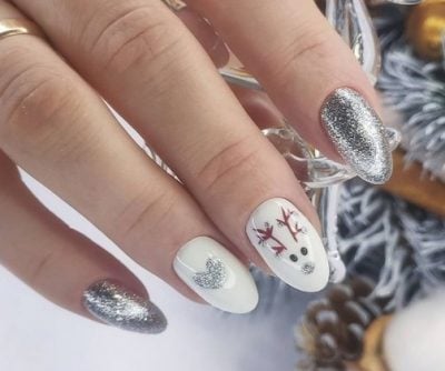 Казковий білий манікюр на Новий рік 2021 зі сніжинками та фольгою: фото