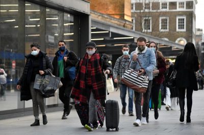 Люди покидают Лондон из-за коронавируса / Reuters