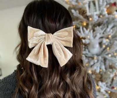 У моду на 2021 рік увійшли яскраві аксесуари для волосся у стилі 90-х: фото