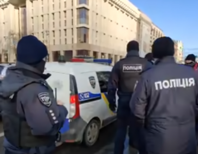 На Майдані копи відібрали у протестувальників коробки для їжі та відра – ФОПи протестують  На Майдані копи відібрали у протестувальників коробки для їжі та відра – ФОПи протестують