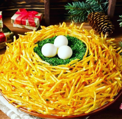Красивый новогодний салат готовится с перепелиными и куриными яйцами – Салат гнездо глухаря рецепт Красивый новогодний салат готовится с перепелиными и куриными яйцами – Салат гнездо глухаря рецепт