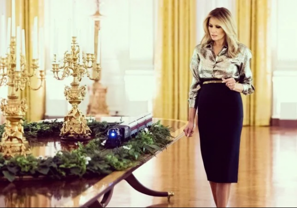 Меланія Трамп патріотично прикрасила Білий дім до Різдва: фоторепортаж