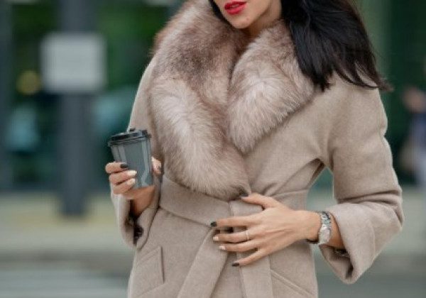 Гламурне пальто-халат стало яскравим трендом зими 2021 - фото