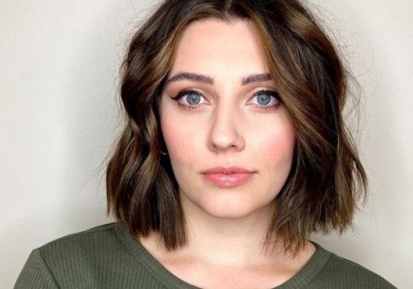 У моді незвичайна жіноча стрижка до плечей блант боб: фото