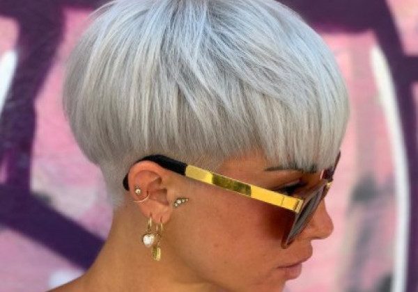 Чарівлива жіноча стрижка шапочка з 60-х повернулася в моду - фото