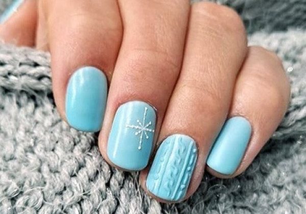 Стильний блакитний манікюр на Новий рік 2021 - фото