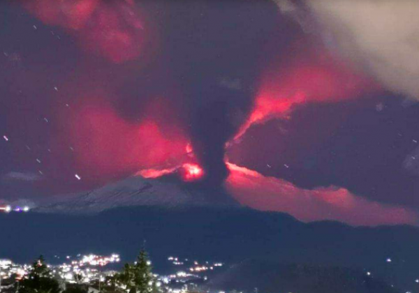 Вибухи і полум'я: прокинувся найбільший вулкан Європи​