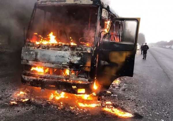 У Дніпрі загорілася маршрутка з пасажирами: опубліковано відео