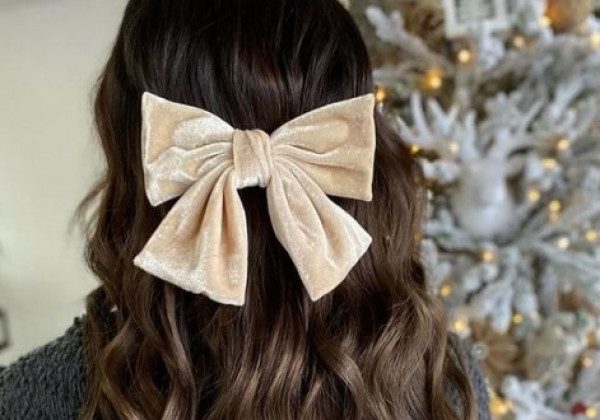 У моду на 2021 рік увійшли яскраві аксесуари для волосся у стилі 90-х: фото