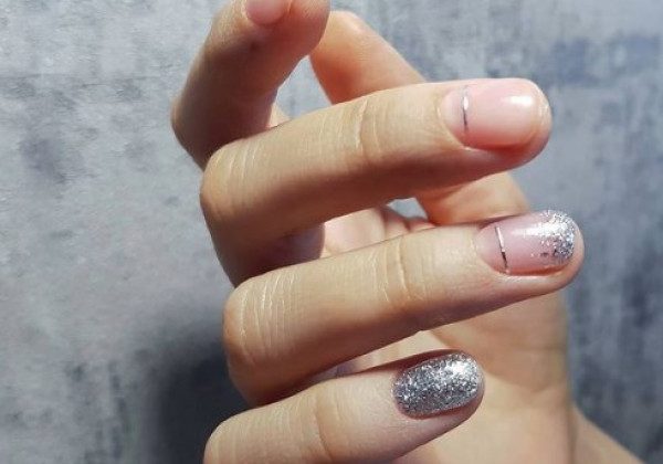 Чудовий новорічний манікюр на короткі нігті - фото