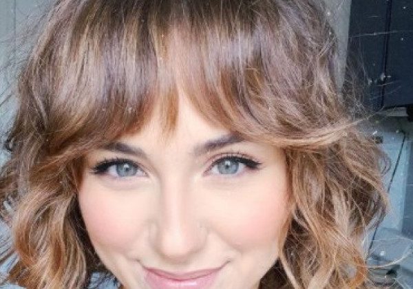 Жіночі стрижки блант боб і шеггі з 70-х зачарують всіх у 2021 році: фото